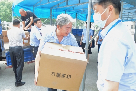 为当地小学送去物资